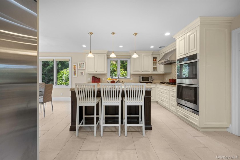 Wonderful Center Hall Colonial Located In The Desirable - photo 13