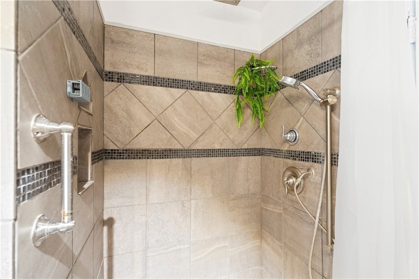 Welcome to 1821 Hawthorne, a solid home with classic character - photo 15