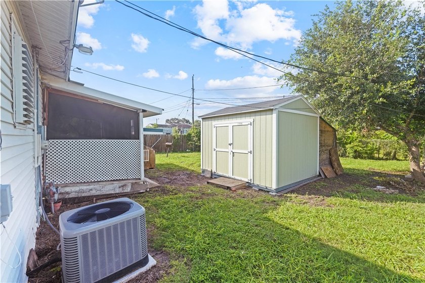Welcome to 1821 Hawthorne, a solid home with classic character - photo 18