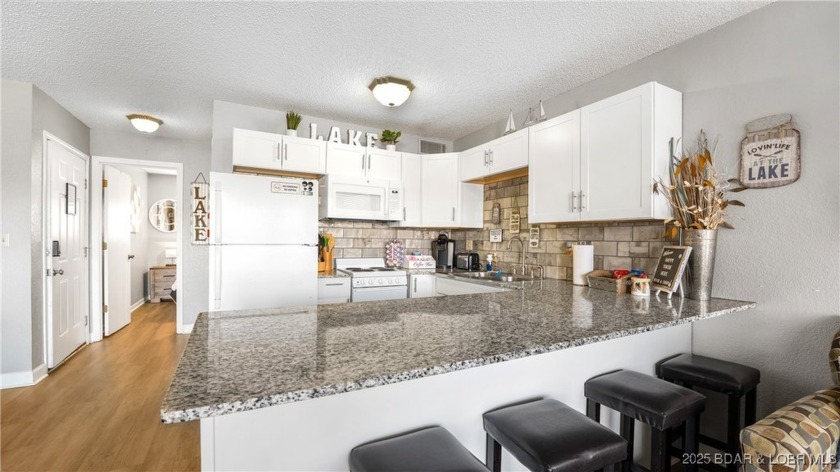 SUPER CUTE 1 Bed / 1 Bath Updated condo is ready for your SUMMER - photo 3