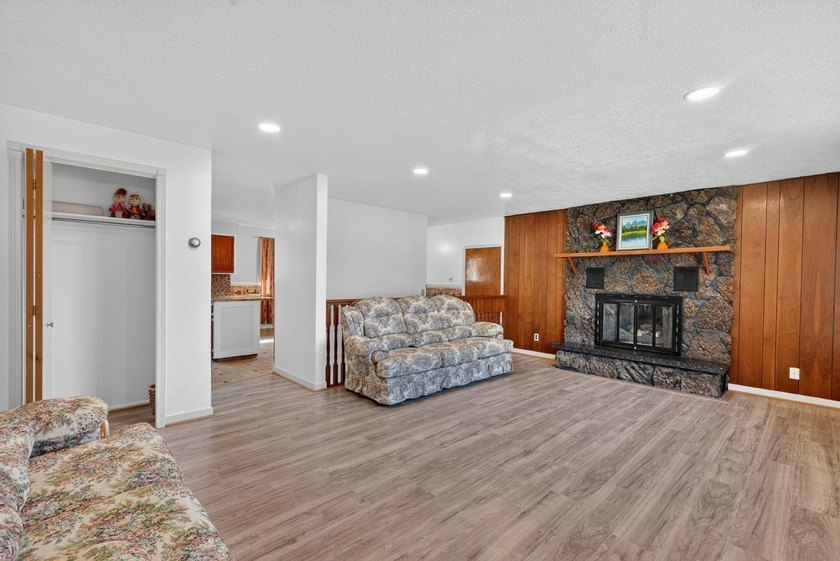 Welcome to your next home ! This beautiful brick home is - photo 3