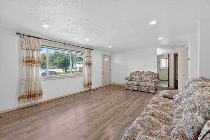 Welcome to your next home ! This beautiful brick home is - photo 5