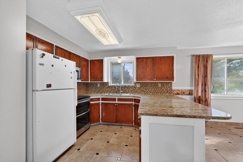 Welcome to your next home ! This beautiful brick home is - photo 7