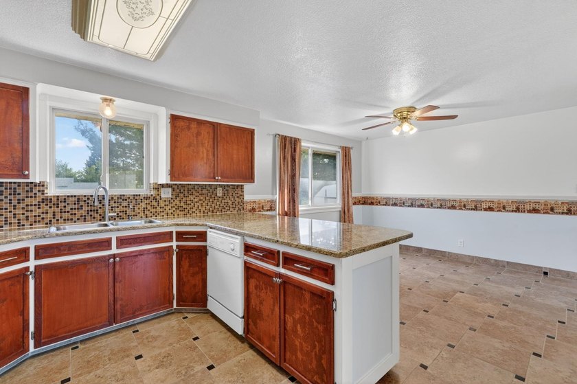 Welcome to your next home ! This beautiful brick home is - photo 8