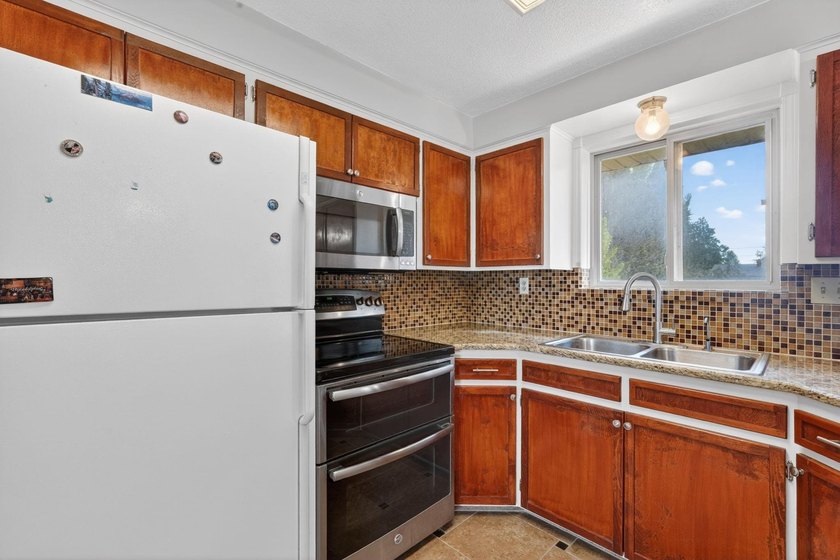 Welcome to your next home ! This beautiful brick home is - photo 10