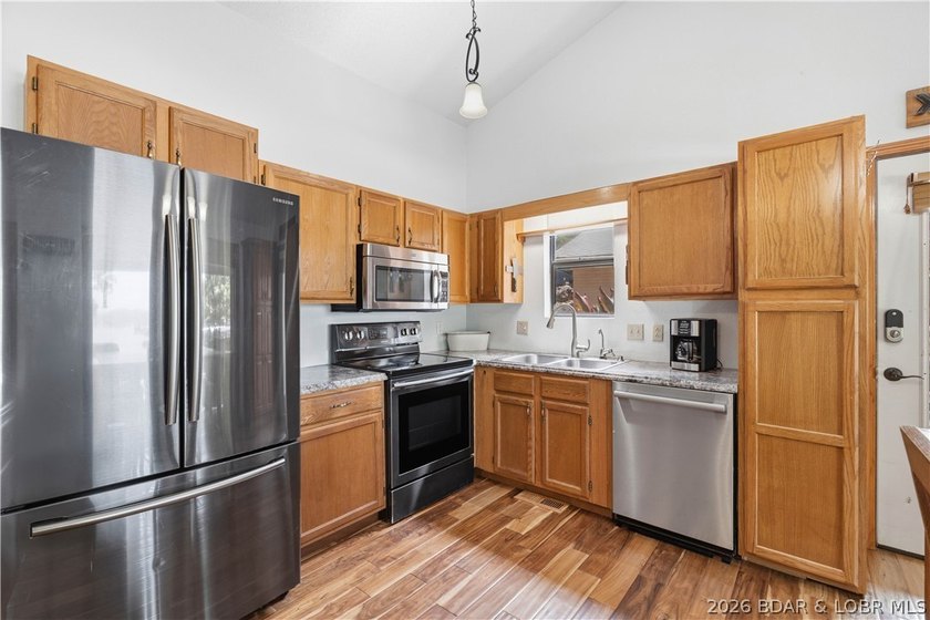 Privacy, gentle lakefront living, and room to enjoy everything - photo 11