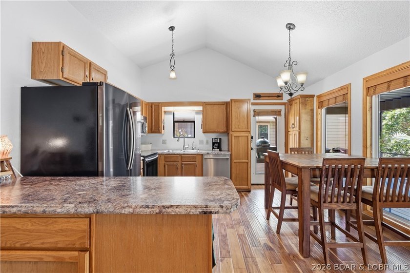 Privacy, gentle lakefront living, and room to enjoy everything - photo 14