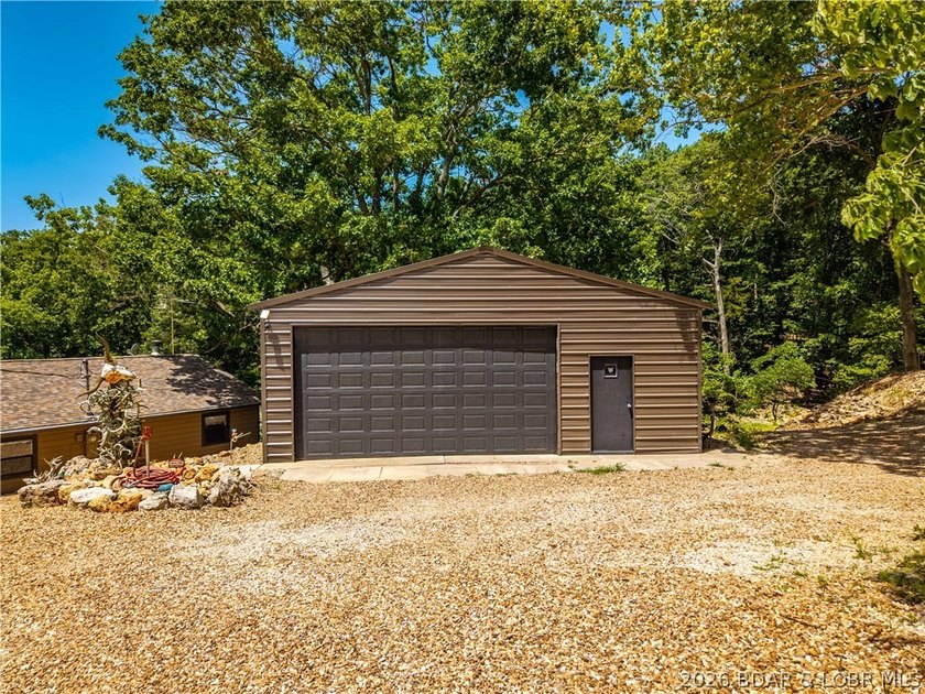 Privacy, gentle lakefront living, and room to enjoy everything - photo 44
