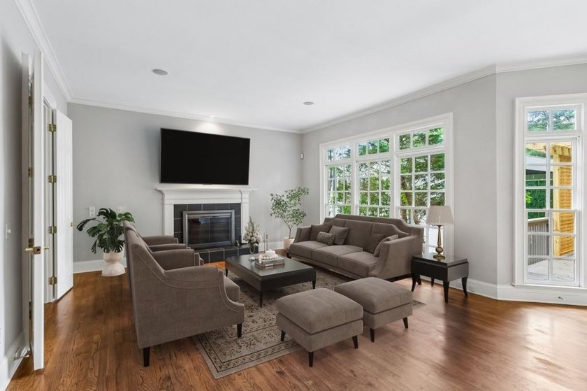 Welcome to this Stately Traditional Home in the highly - photo 3