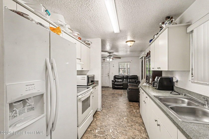 Concrete block 3-bedroom, 2-bathroom home with a split-bedroom - photo 9
