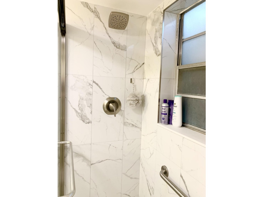 Welcome to this charming rare 1st floor corner, 2 bedroom, 2 - photo 18