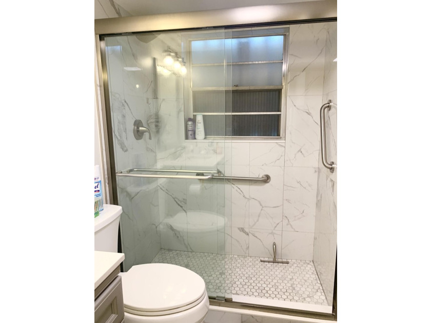 Welcome to this charming rare 1st floor corner, 2 bedroom, 2 - photo 19