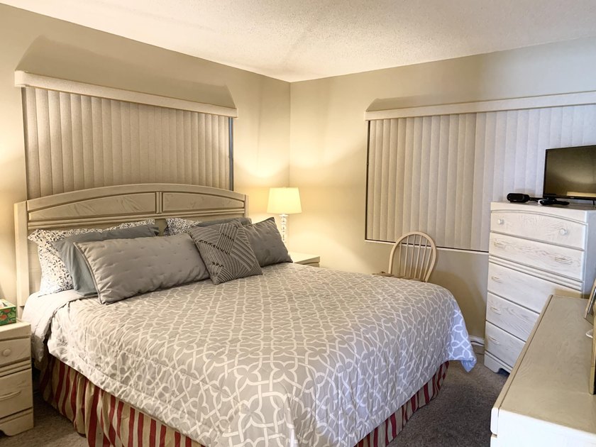 Welcome to this charming rare 1st floor corner, 2 bedroom, 2 - photo 22