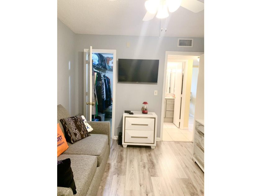 Welcome to this charming rare 1st floor corner, 2 bedroom, 2 - photo 31