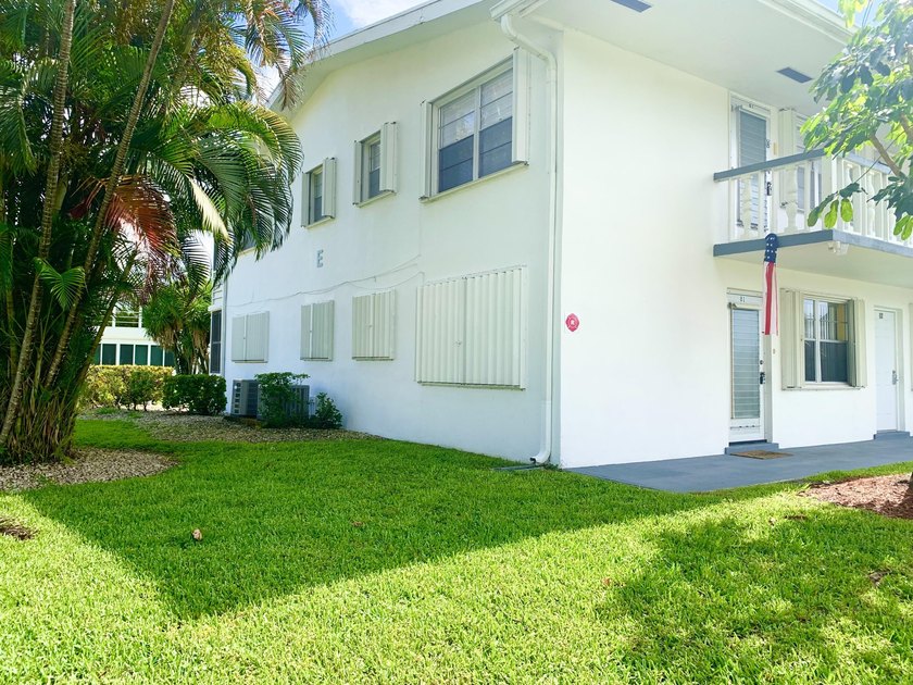 Welcome to this charming rare 1st floor corner, 2 bedroom, 2 - photo 32