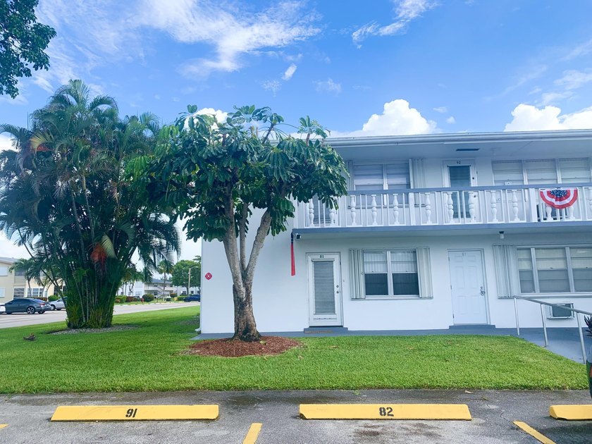 Welcome to this charming rare 1st floor corner, 2 bedroom, 2 - photo 42
