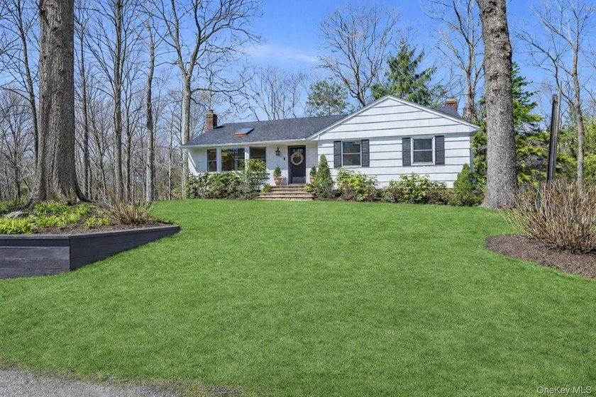 Welcome to this picture-perfect three-bedroom ranch, ideally - photo 2