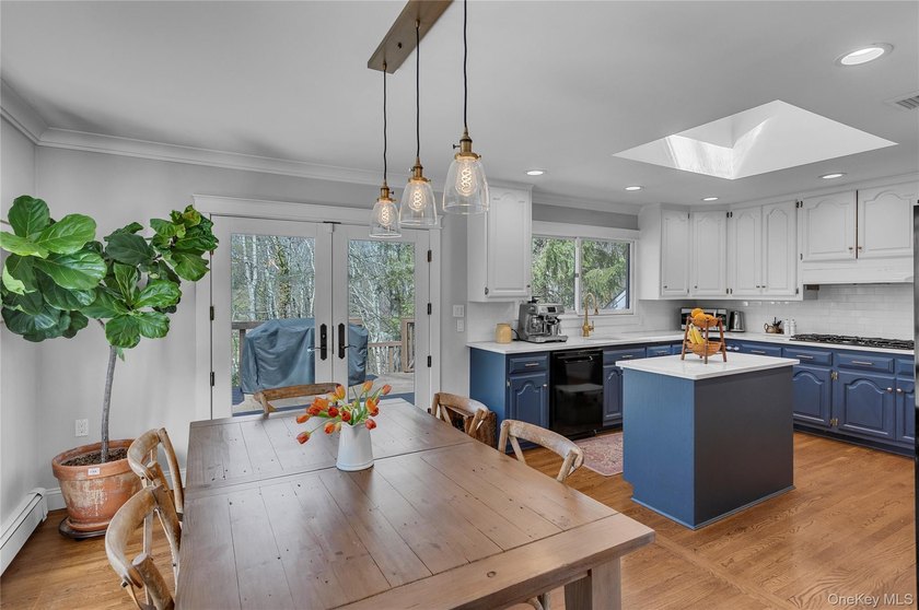 Welcome to this picture-perfect three-bedroom ranch, ideally - photo 7