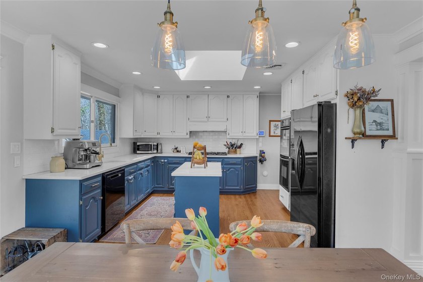 Welcome to this picture-perfect three-bedroom ranch, ideally - photo 8