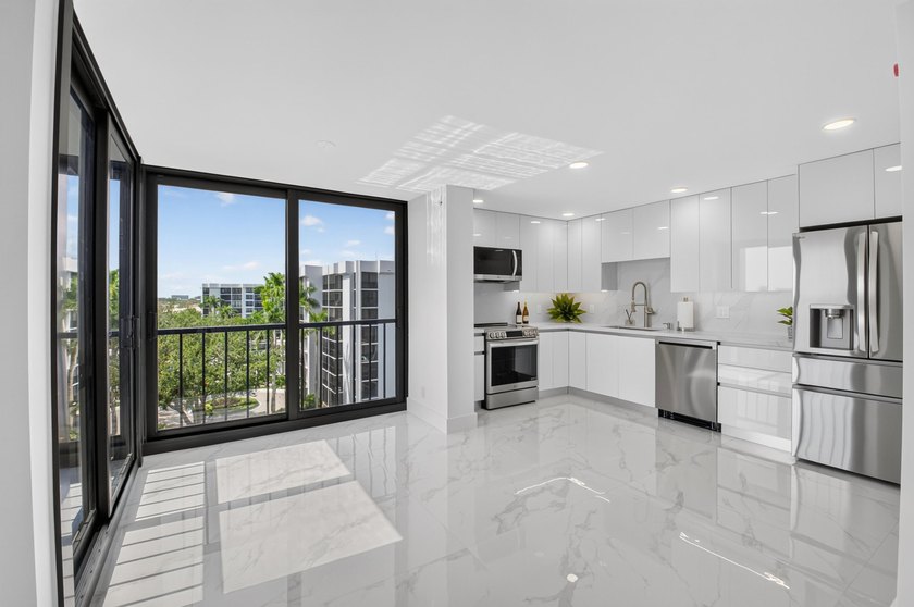 Beautifully fully renovated 7th floor corner Midrise apt - photo 11