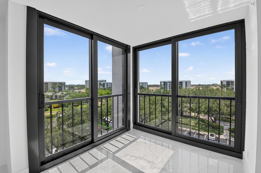 Beautifully fully renovated 7th floor corner Midrise apt - photo 12