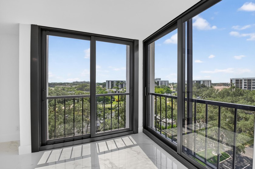 Beautifully fully renovated 7th floor corner Midrise apt - photo 13