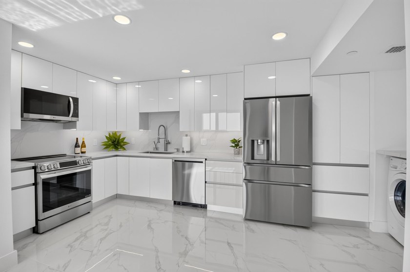 Beautifully fully renovated 7th floor corner Midrise apt - photo 14