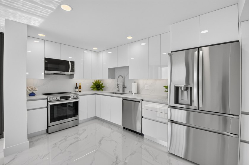 Beautifully fully renovated 7th floor corner Midrise apt - photo 15