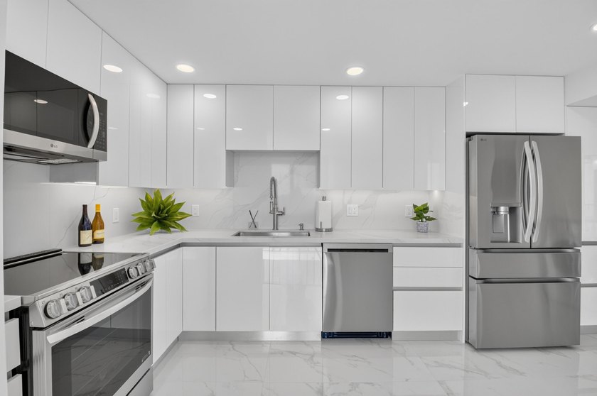 Beautifully fully renovated 7th floor corner Midrise apt - photo 18