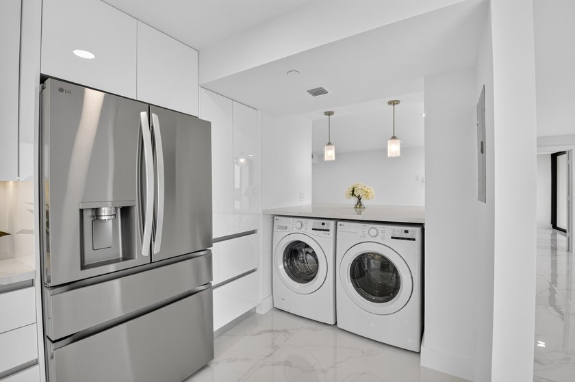 Beautifully fully renovated 7th floor corner Midrise apt - photo 20
