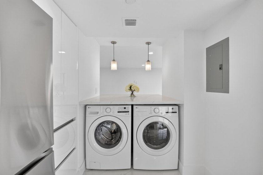 Beautifully fully renovated 7th floor corner Midrise apt - photo 21
