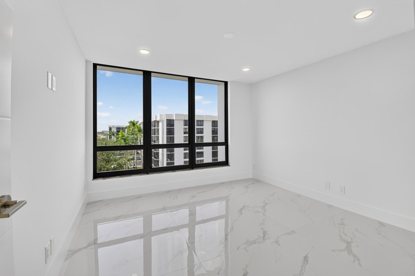 Beautifully fully renovated 7th floor corner Midrise apt - photo 23