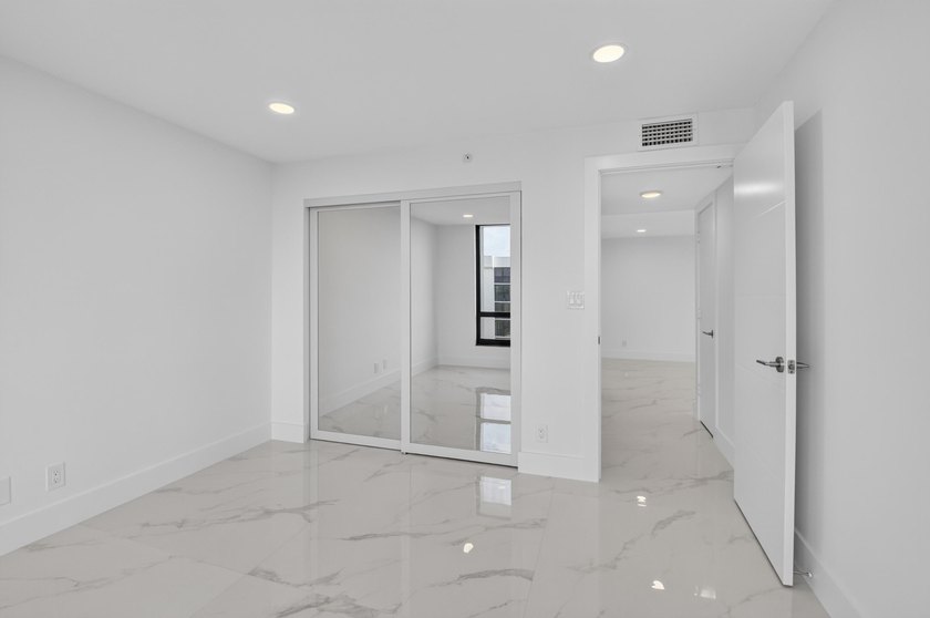 Beautifully fully renovated 7th floor corner Midrise apt - photo 24
