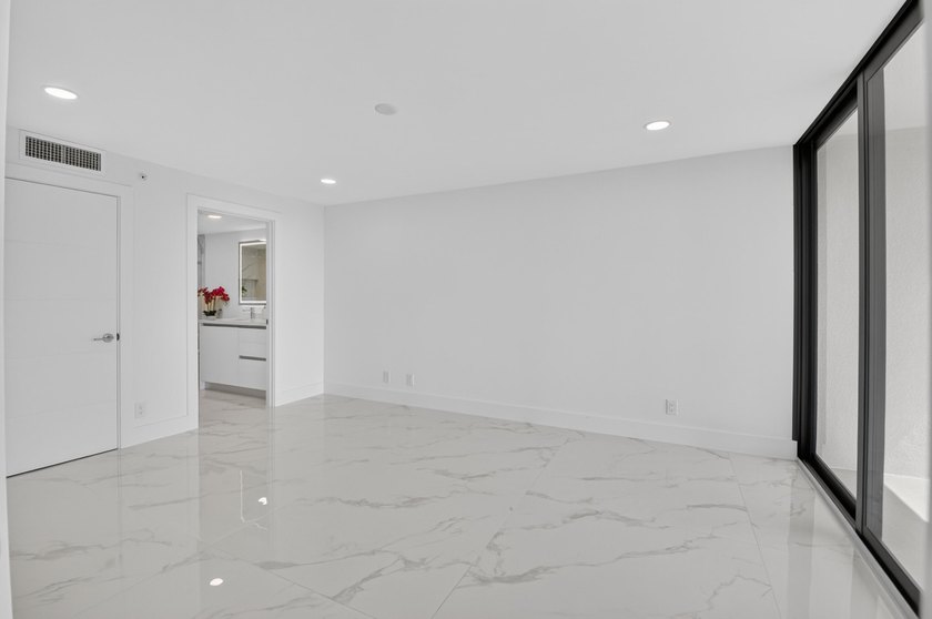 Beautifully fully renovated 7th floor corner Midrise apt - photo 27