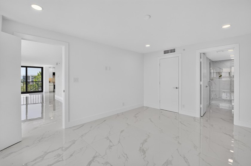 Beautifully fully renovated 7th floor corner Midrise apt - photo 28