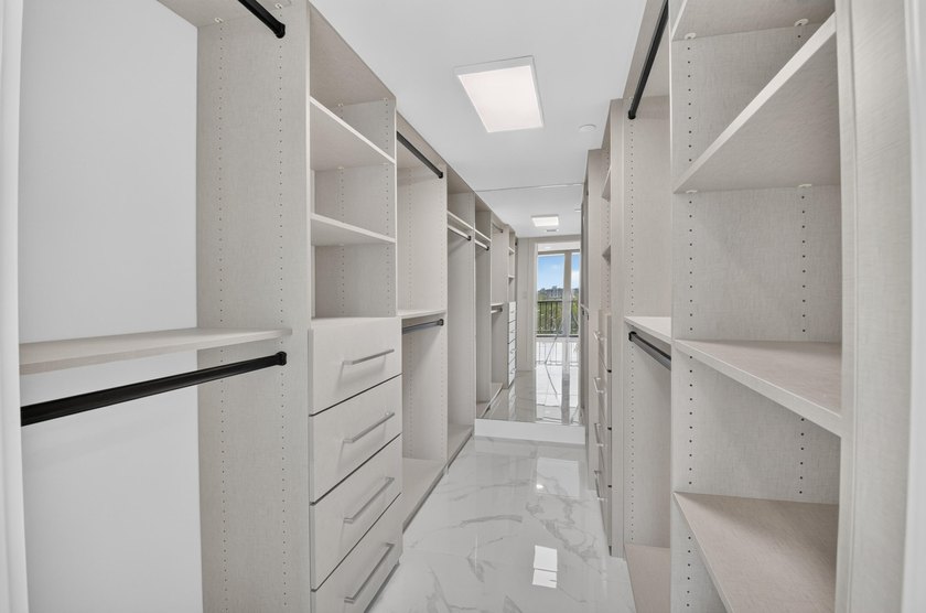 Beautifully fully renovated 7th floor corner Midrise apt - photo 30