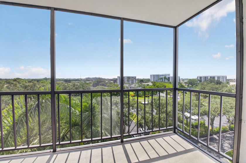 Beautifully fully renovated 7th floor corner Midrise apt - photo 32
