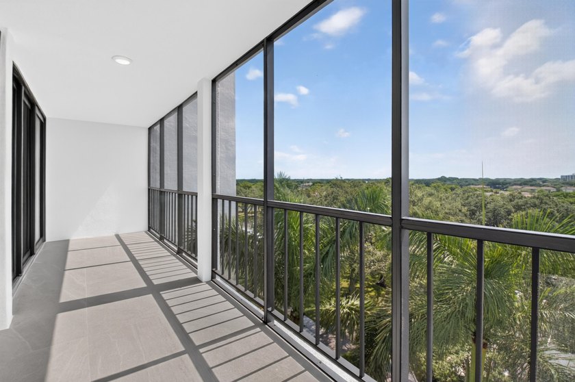 Beautifully fully renovated 7th floor corner Midrise apt - photo 33