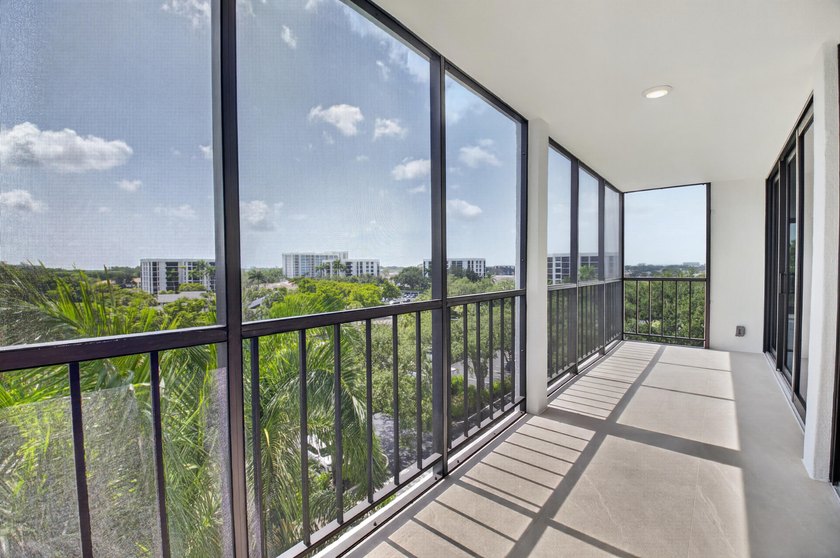 Beautifully fully renovated 7th floor corner Midrise apt - photo 36