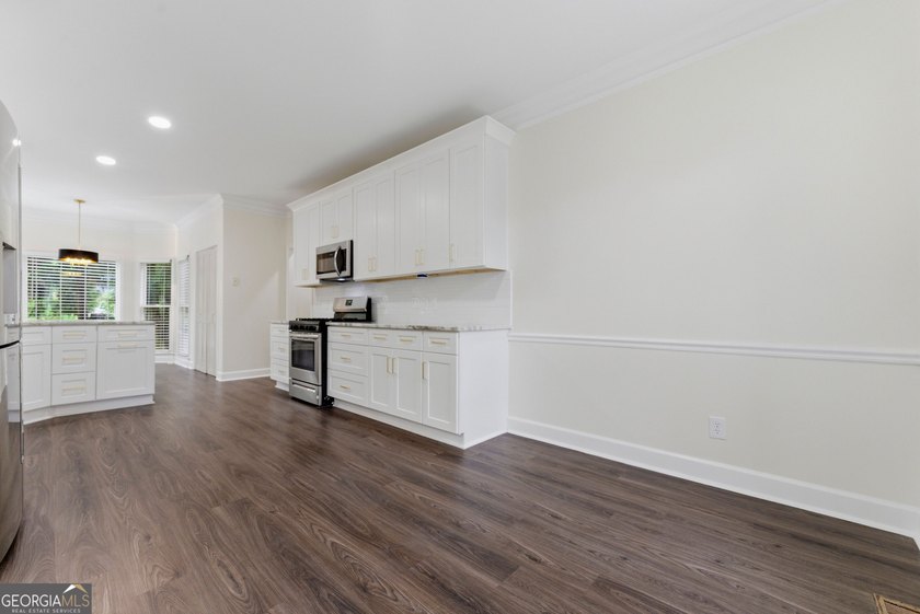 Welcome to this beautifully renovated 5-bedroom, 4-bathroom home - photo 8