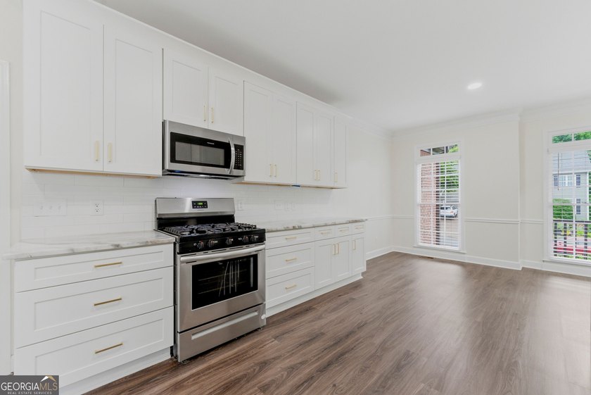 Welcome to this beautifully renovated 5-bedroom, 4-bathroom home - photo 10