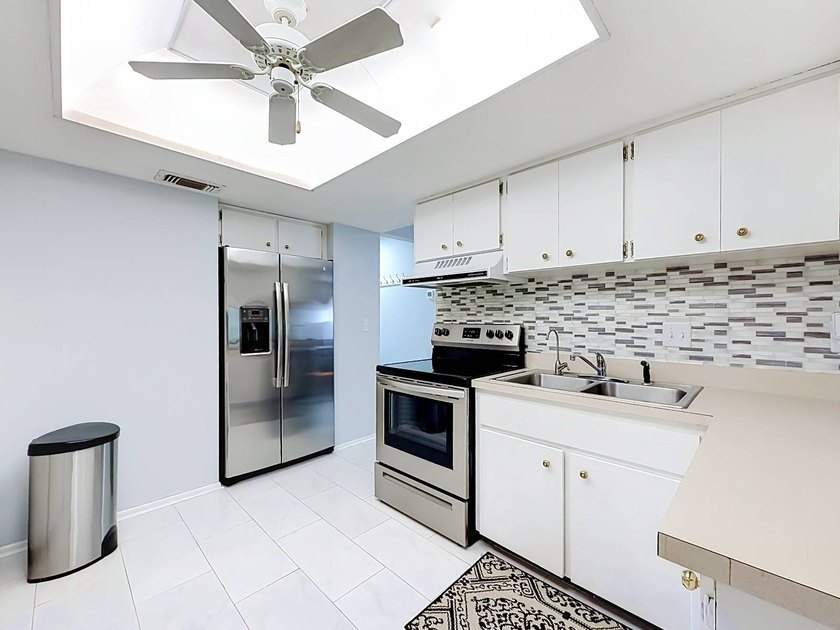 Newly renovated, ground-floor 2 bed, 2 bath condo, 1,144 sq ft - photo 3