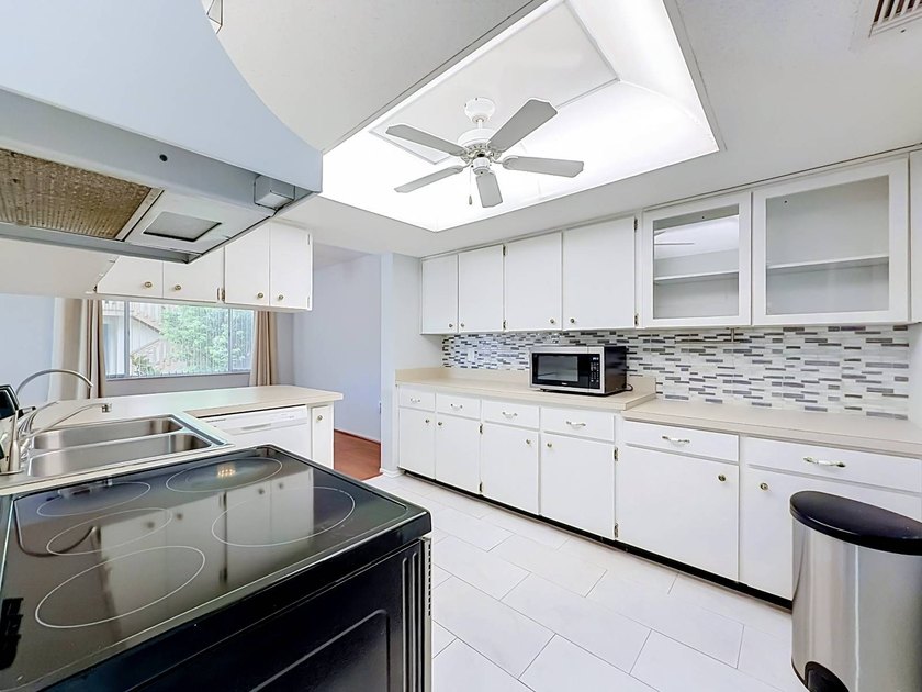Newly renovated, ground-floor 2 bed, 2 bath condo, 1,144 sq ft - photo 4