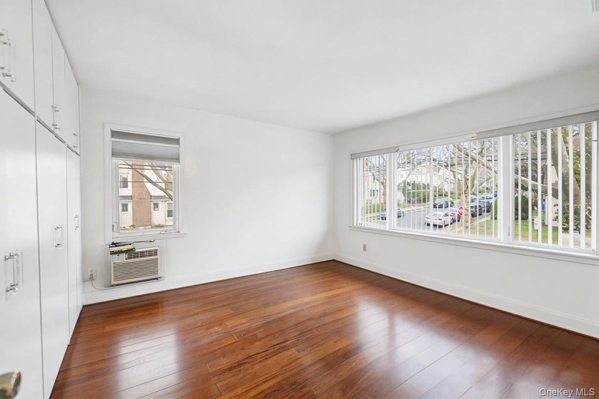 Bright and Cozy Colonial in Great Neck South! Large Open Floor - photo 12