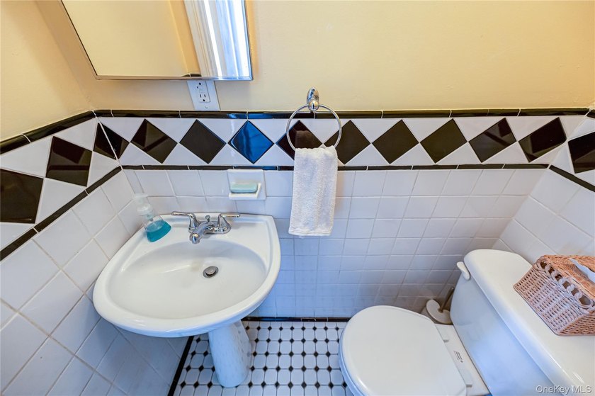 Opportunity awaits! Do not miss out on this gorgeous split level - photo 12