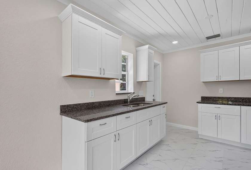 Welcome to this charming 3-bed, 1-bath concrete block home - photo 12