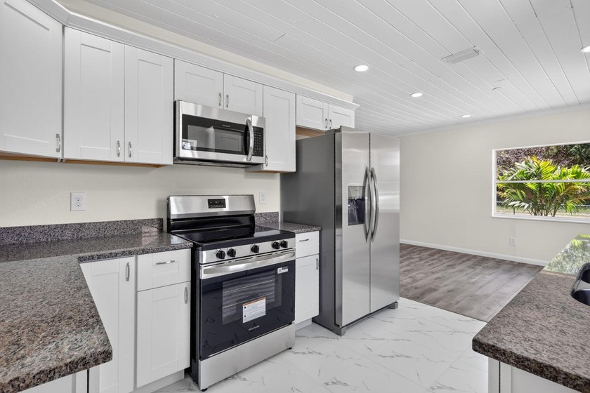 Welcome to this charming 3-bed, 1-bath concrete block home - photo 14