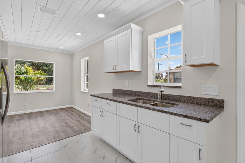 Welcome to this charming 3-bed, 1-bath concrete block home - photo 15