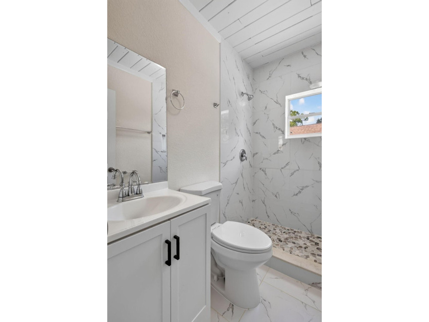 Welcome to this charming 3-bed, 1-bath concrete block home - photo 21