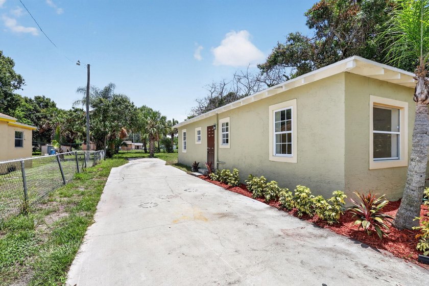 Welcome to this charming 3-bed, 1-bath concrete block home - photo 27
